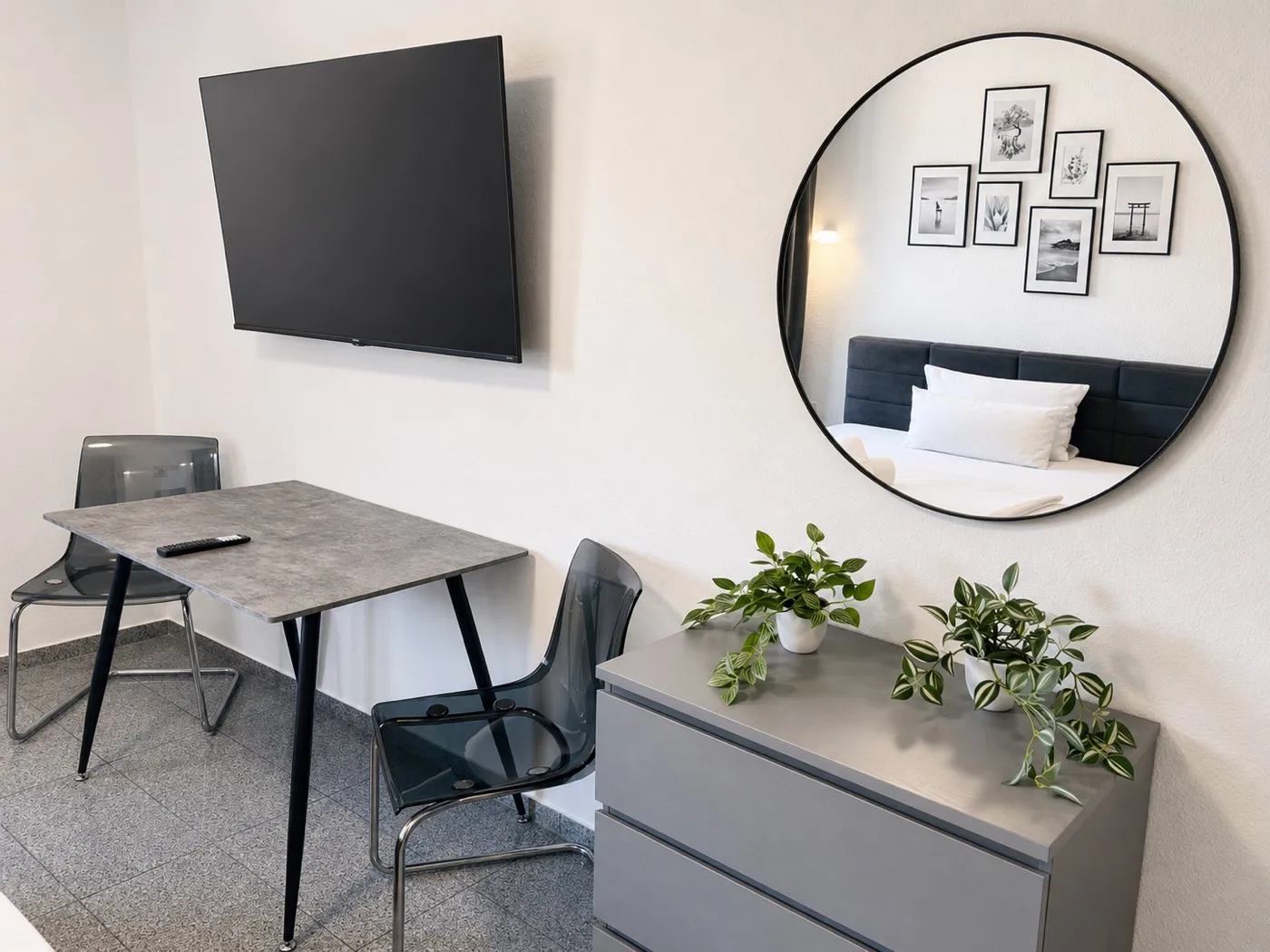 Arbeitsbereich mit Schreibtisch und Smart-TV — Serviced Apartment Köln