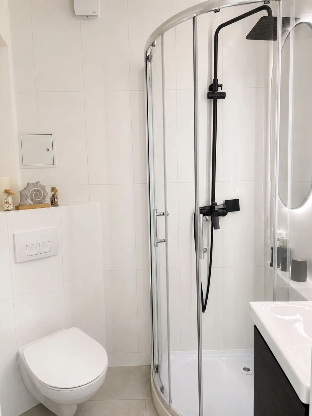Modernes Badezimmer mit Duschkabine — Lipp Apartments Köln-Holweide