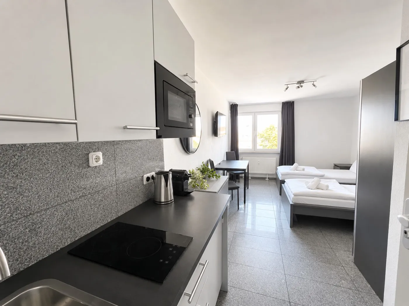 Küche mit angrenzendem Wohn- und Schlafbereich — Lipp Apartments Köln