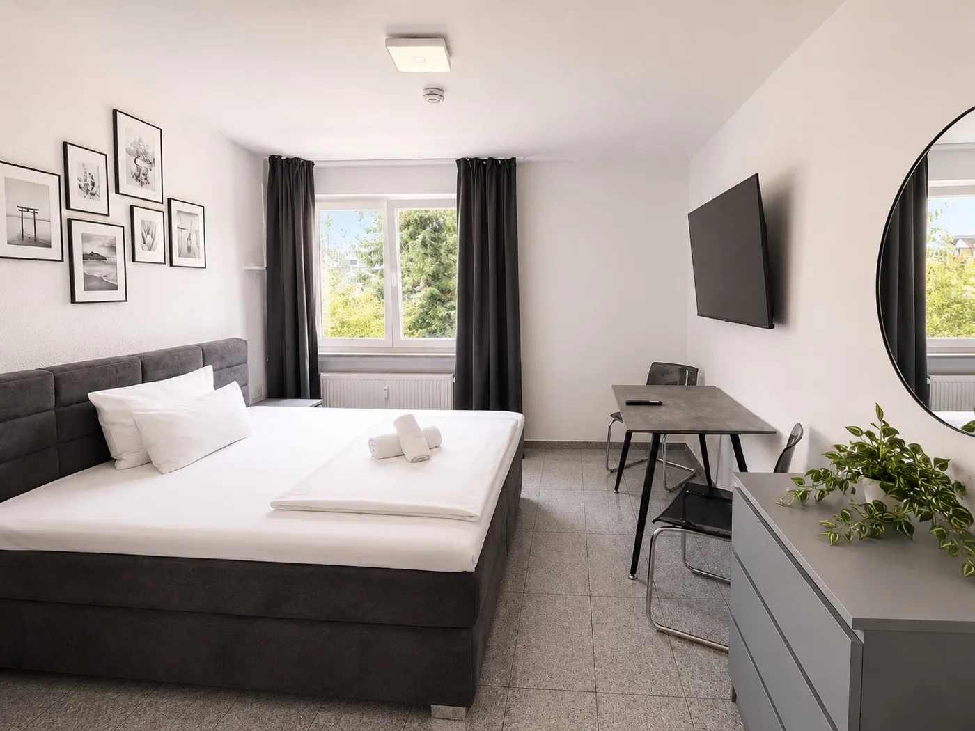 Schlafzimmer mit Boxspringbett — möbliertes Apartment Köln-Holweide